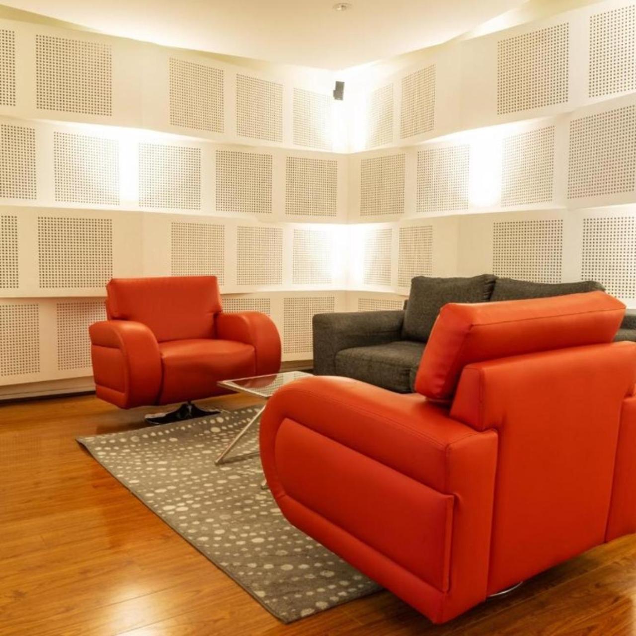 Quo Quality Hotel Manizales Εξωτερικό φωτογραφία A room with sound absorbing wall panels
