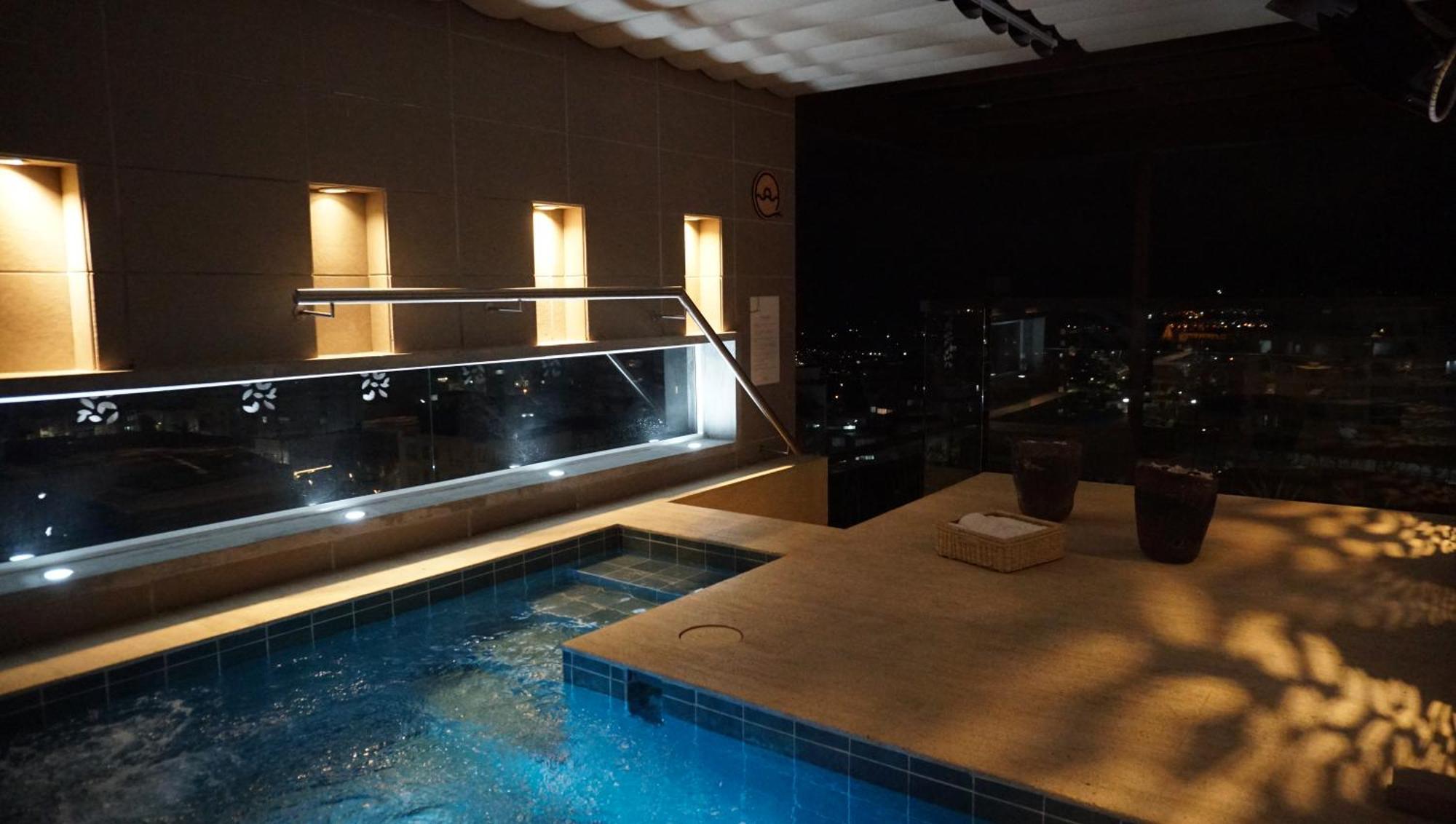 Quo Quality Hotel Manizales Εξωτερικό φωτογραφία The rooftop pool at the hotel