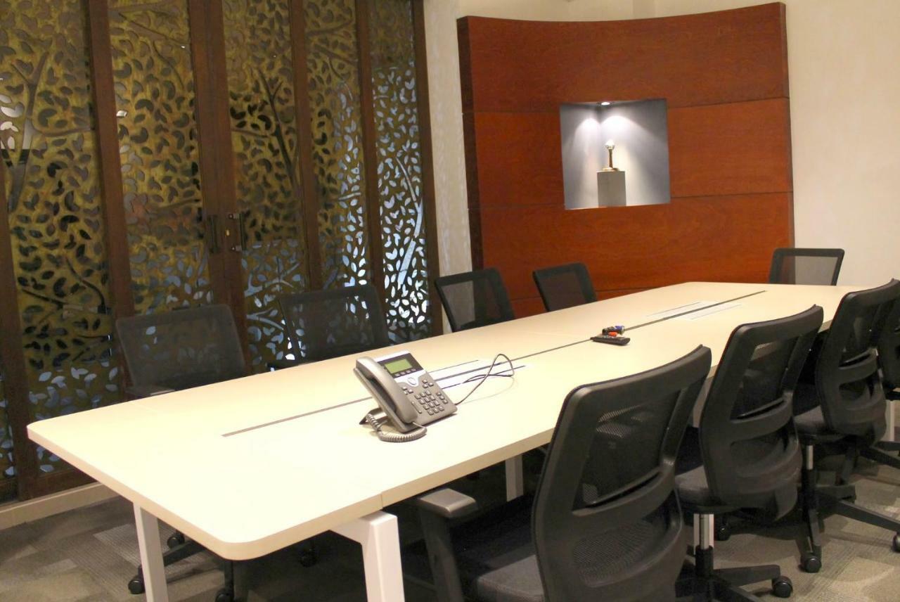 Quo Quality Hotel Manizales Εξωτερικό φωτογραφία A conference room equipped with a videoconferencing system