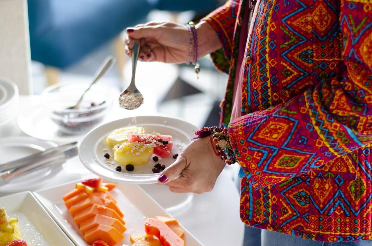 Quo Quality Hotel Manizales Εξωτερικό φωτογραφία A woman using a spoon